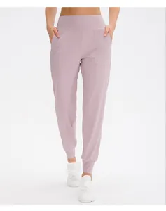 Détail du pantalon de yoga lavande à taille haute avec des poches latérales pratiques