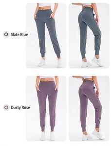 Detailansicht der High-Waist-Jogginghose in Mittelgraublau und Altrosa mit Seitentaschen