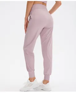 Vue détaillée du jogging taille haute avec poches latérales rose poudré pour yoga et sport