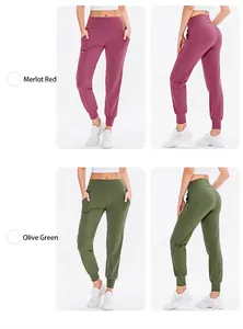 Detailansicht der High-Waist-Jogginghose in Merlotrot und Olivgrün mit Seitentaschen