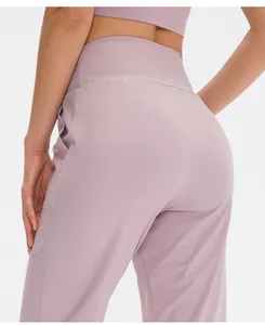 Vue détaillée du pantalon de yoga mauve à taille haute montrant le tissu élastique