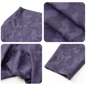 Details von Camouflage-Jacquard-Yogahosen mit hoher Taille und verstärkten Nähten