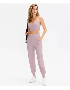 Détail d'un ensemble de yoga à séchage rapide avec soutien-gorge col en U et pantalon mauve