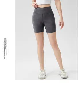 Gros plan du short de yoga taille haute montrant la ceinture sans couture et le motif gris