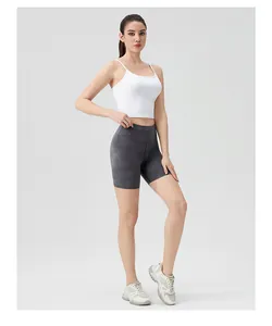 Détail d'un short de yoga tie-dye à taille haute avec contrôle du ventre et design sans couture