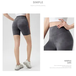 Détail du short de yoga tie-dye gris à taille haute avec effet liftant et sans couture