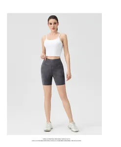 Détail du short de yoga taille haute avec motif marbré tie-dye et coupe galbante