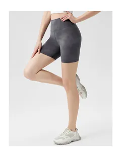 Gros plan sur le short de yoga taille haute effet tie-dye et texture marbre