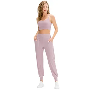 Ensemble de yoga rose pour femme avec débardeur court et pantalon de jogging à poches