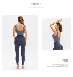 Détail de l'ensemble de yoga sans couture avec débardeur gris et legging violet