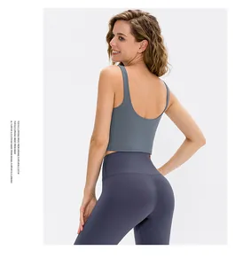 Gros plan sur le design croisé du dos de ce soutien-gorge de yoga respirant