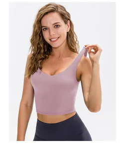 Détail du débardeur de yoga violet haute élasticité avec coupe courte à col en U