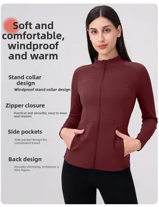 Détail de la veste de yoga en polaire rouge avec col montant, zip et poches latérales