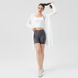 Tenue de yoga femme avec cardigan blanc à manches longues et short de sport gris taille haute