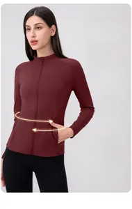 Détail de la veste de yoga bordeaux en polaire ajustée avec col montant et zip frontal