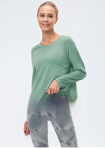 Détail du haut de sport à manches longues vert menthe avec manches raglan et tissu respirant