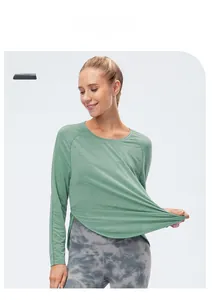 Détail du tissu extensible sur un haut de yoga à manches longues vert avocat