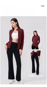 Ensemble de fitness doublé polaire avec veste zippée bordeaux et pantalon de yoga noir