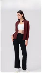 Ensemble yoga 3 pièces avec veste bordeaux, brassière blanche et pantalon évasé noir