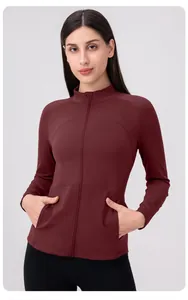 Détails de la veste de yoga bordeaux cintrée avec col montant et poches latérales