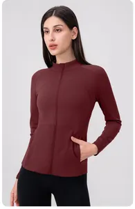 Détail de la veste de sport bordeaux montrant le col, le zip et le tissu élastique lisse