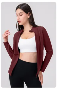 Détail de la veste de yoga bordeaux doublée polaire avec coupe ajustée et col montant zippé