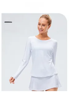 Détails du haut de sport thermique blanc à manches longues et jupe plissée pour le yoga