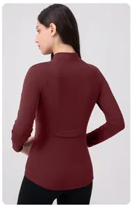 Détail des coutures ergonomiques au dos de cette veste de yoga bordeaux doublée polaire