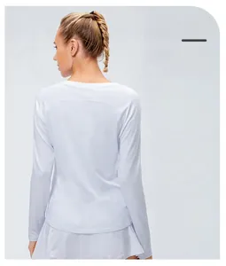 Vue arrière du haut de yoga thermique blanc ajusté avec une coupe ergonomique professionnelle