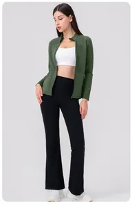 Détail de la veste de yoga verte doublée polaire avec brassière blanche et pantalon évasé
