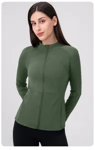 Détail d'une veste de yoga thermique vert foncé ajustée avec coutures ergonomiques