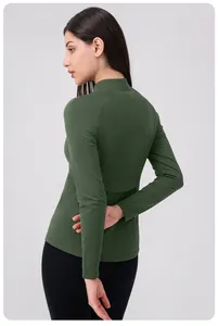 Détail de la veste de sport vert foncé avec coutures au dos et coupe ajustée