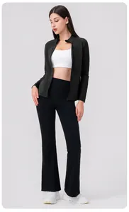 Veste de yoga zippée cintrée et pantalon évasé à taille haute en noir pour le fitness