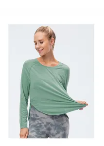 Détail du haut de yoga vert clair à séchage rapide avec manches raglan et tissu respirant