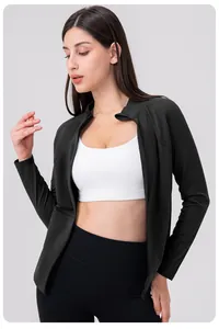 Veste de fitness en nylon doublée polaire avec zip sur une brassière de sport