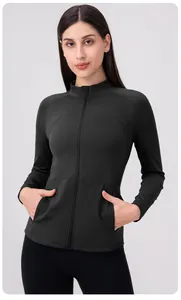 Détail du col montant et de la fermeture éclair sur cette veste de yoga noire