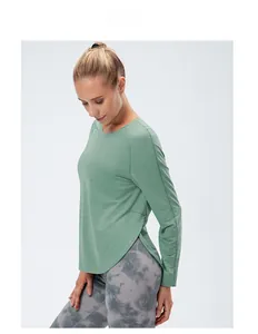 Détail du t-shirt de fitness vert menthe avec fentes latérales et ourlet arrondi