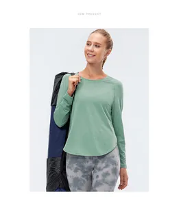 Détail du t-shirt de sport vert clair à manches longues avec ourlet courbé et col rond