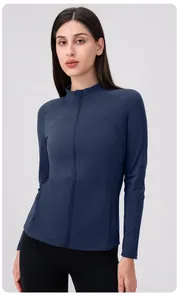 Détail de la veste de yoga ajustée avec fermeture éclair à col montant et coutures sport