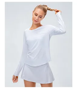 Détails d'un haut de sport thermique blanc à manches longues et jupe de tennis assortie