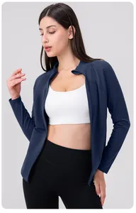 Détail de la veste de yoga bleu marine doublée polaire avec col montant et fermeture