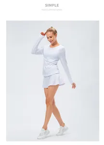 Vue détaillée du haut de yoga thermique à manches longues blanc et jupe de tennis plissée