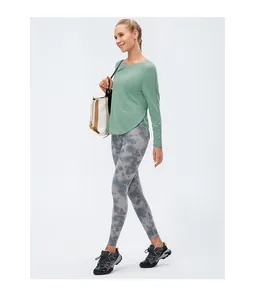 Détail du haut de sport vert sauge fendu et des leggings taille haute tie-dye gris