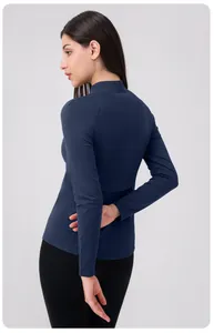 Vue latérale arrière d'une veste de yoga bleu marine avec col montant et manches raglan