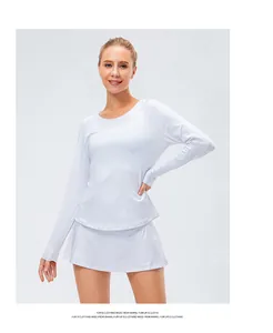 Détail du haut blanc à manches longues ajusté et de la mini-jupe de tennis assortie