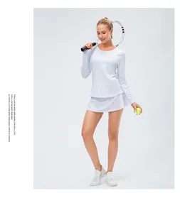 Détail de l'ensemble de yoga thermique blanc avec haut à manches longues et jupe plissée