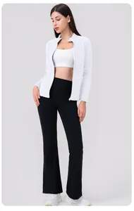 Vue complète de la veste de sport thermique blanche et du pantalon de yoga évasé