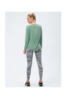 Vue arrière d'une tenue de fitness avec haut vert et legging à effet tie-dye