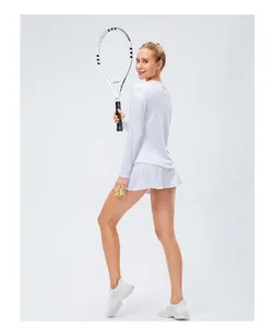Vue détaillée du dos du haut de sport blanc à manches longues et de la jupe de tennis plissée