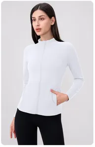 Détail de la veste de yoga thermique blanche cintrée avec col montant et fermeture éclair